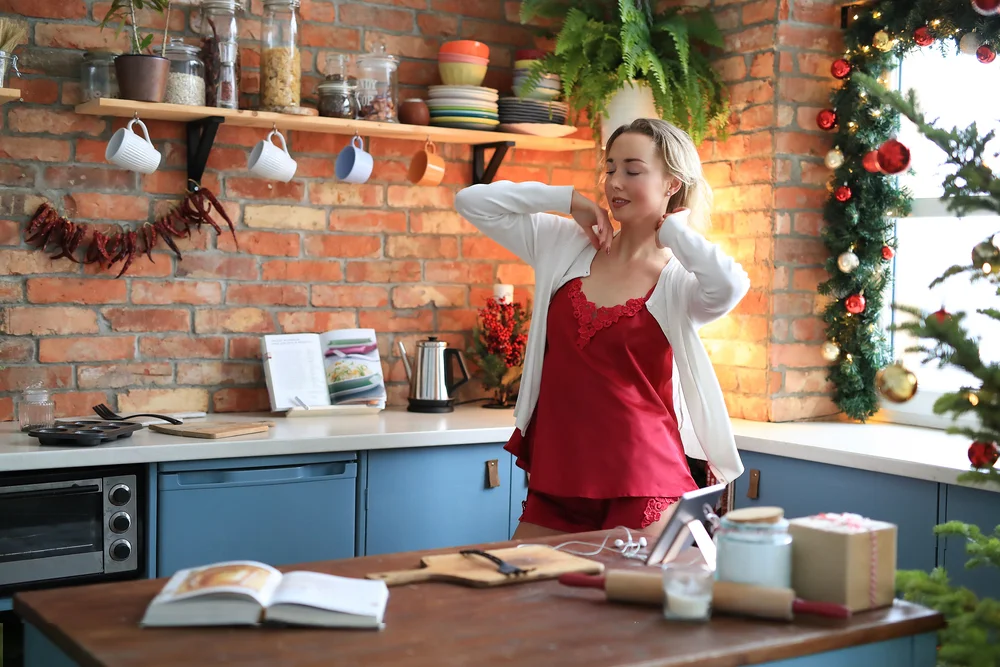 mujer en cocina decoracion navidad